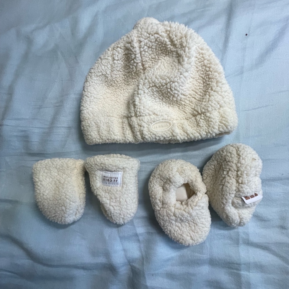 jj cole hat, mitts and shoe set